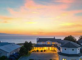 Seacliff Haven Waterfront Luxury Stunning Views Hot Tub Game Room, hotel dengan tab panas di Coupeville