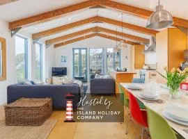 The Deck House - Stunning Chalet in Gurnard with Solent Views and Terrace