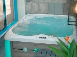 Ha Long 4BRS Beach Villa With Pool, Jacuzzi and Sauna