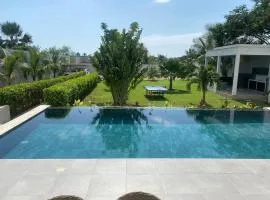 Villa d'exception piscine à débordement jardin tropical