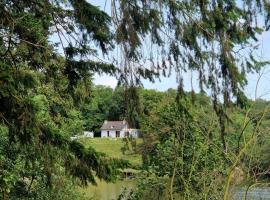 Lanrelas에 위치한 호텔 Chalet de charme style cottage - Domaine du Moulin