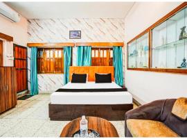 Hotel Subh Aura Suites - Near Kashi Vishwanath Temple And Ganga Ghat -With Fully Air conditioned- Wifi - Room Service - A Luxury Room in Varanasi, hotel in Varanasi
