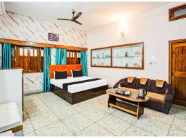 Hotel Subh Aura Suites - Near Kashi Vishwanath Temple And Ganga Ghat -With Fully Air conditioned- Wifi - Room Service - A Luxury Room in Varanasi، فندق في فاراناسي