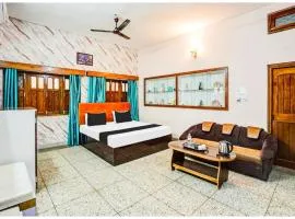 Hotel Subh Aura Suites - Near Kashi Vishwanath Temple And Ganga Ghat -With Fully Air conditioned- Wifi - Room Service - A Luxury Room in Varanasi