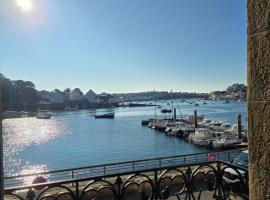 Anatoline Audierne Appart'hôtel - Appartements vue Mer - Sea & Harbor Stay, hotel with parking in Audierne