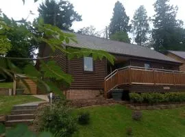 2 Bed Cottage Sleeps 4 -Private Garden -Pets Okay