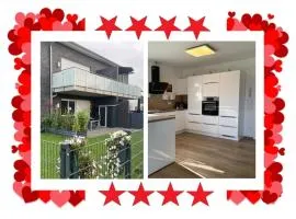 Ruhig gelegene EG-Neubauwohnung mit Garten, Terrasse, Insektenschutz, Einbauküche für max 7 Personen