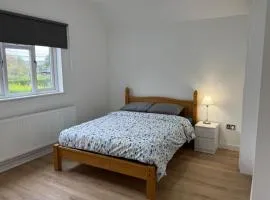 4 Bed House - Sleeps 10 - Pets - Parking - Wifi