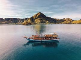 Komodo Top Sailing, hotel with hot tubs in Labuan Bajo