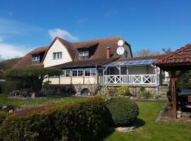 Ferienhaus Hasenhügel mit Seeblick、シュヴェットのホテル