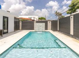 Lux Gem, 7 Mins to SJU, Private Pool, Tesla Solar System, No Blackouts, hotel u gradu 'Carolina'