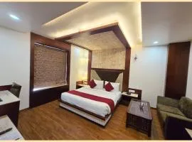 LUXUARY HOTEL SQR INN - Near Kashi Vishwanath Temple - # Restaurant - Lift & Parking Facilities - Fully Air conditioned HOTEL - Top Rated Hotel In Varanasi