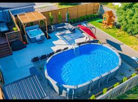 Sleep 8 Hot Tub Backyard Retreat 5 Min To Falls, khách sạn spa ở Niagara Falls