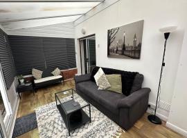 3 bedroom house, stones throw from SMH, hytte i Bristol