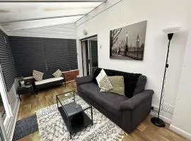 3 bedroom house, stones throw from SMH