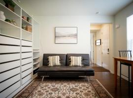 Stylish Retreat in Parker Near Hwy, Parks & Dining, hotel in Parker