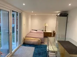 FABULOUS Self contained GARDEN STUDIO EGHAM