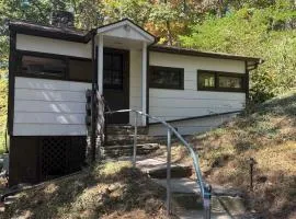 Cabin in Nature at Cliffwood Colony