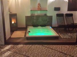 Casa con encanto el Castaño- Casa del Agua, hotel with hot tubs in Castaño de Robledo