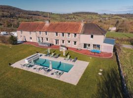 Gîte de charme -14 personnes - piscine chauffée - Clécy, Hotel in Clécy