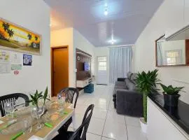 2 quartos, casa em bairro tranquilo 5 minutos do centro