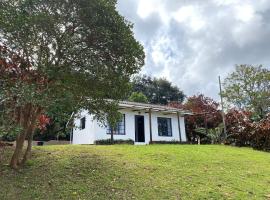 Luxury modern farm cottage with sea view, hotel in Southbroom