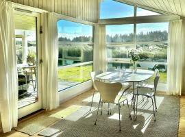 Bright Holiday Home Close To Sea Near Blokhus, hotel a Pirupshvarre