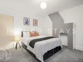 Homely 3-Bedroom Retreat with Garden & Living Room
