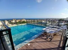Aptos completos em prédio com piscina a 280m da Praia - CLFs