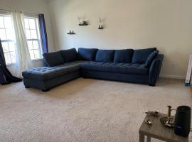 Peaceful 3-bedroom house with AC in charming Columbia, hotel in Columbia