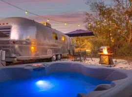 Running Buck Airstream 2 - Hot Tub & 5 Min to Main