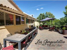 Les Gargoulettes, nakvynės su pusryčiais namai mieste Lorisas