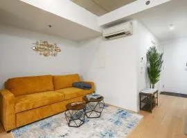 Chic Hideaway - Downtown Hotspot