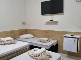 Pousada Quarto Standard com ar ,tv Wi-Fi Garagem gratuita, hotel em Aparecida