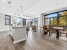 Luxurious Downtown-2 bed 2 bath Corner 2M