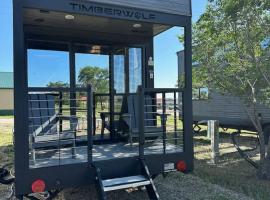 Coyote Crossing Tiny Home, hotel in Interior