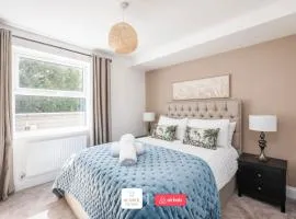 Last-Minute Escapes l Beachside Retreat l Sun Terrace l Hot Tub Available l Free Parking l Sleeps Up to 4 Guests l Seaside Escapes Short Lets & Serviced Accommodation