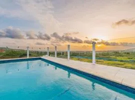 Epic Views 2BedRoom House with Private Pool, BBQ, Outdoor Dining
