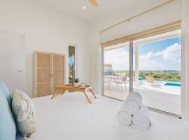 Stunning Sunset Views, Big Pool, Hot Tub, Sleeps 8, hotel in Noord