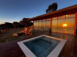 Vista espetacular, piscina e banheira no quarto!