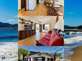 Casa Completa em Penha a poucos passos da PRAIA com Wi Fi TV e Cozinha Equipada Churrasqueira Privativa Ares condicionados Perfeito para Férias em Família Reserve agora mesmo!