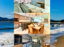 Casa Completa com Churrasqueira Wi-Fi e Garagem para 2 Carros a 400m da PRAIA Acomoda 8 Pessoas, 3 suites com Ar-Condicionado