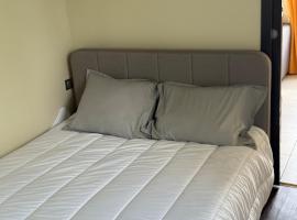 Charmant appartement, hotel v destinaci Charnècles