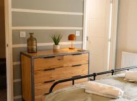 Spacious 4-Bedroom Retreat - Sleeps 7 - Parking - Near Country Park