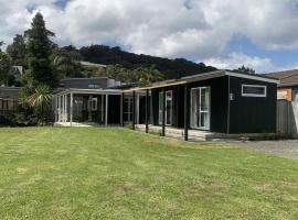 Hosts on the Coast Pawprint Cabins, hotel i Whitianga