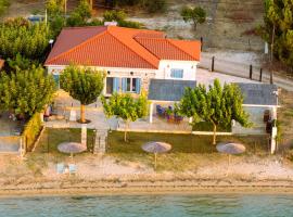 Bluevera luxury SEAFRONT villa, βίλα στα Γιάλτρα
