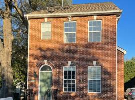 Cozy Corner Townhome, hotel v destinaci Cornelius