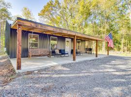 1 Mi to Greers Ferry Lake! Outdoor Adventure Base, hotel a Higden