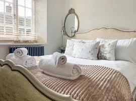 Stylish Cottage, Centrally located, Close to Beach