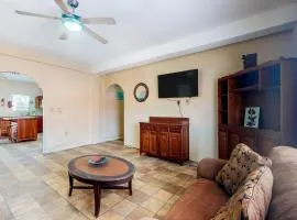 Military Macaw at De Real Macaw